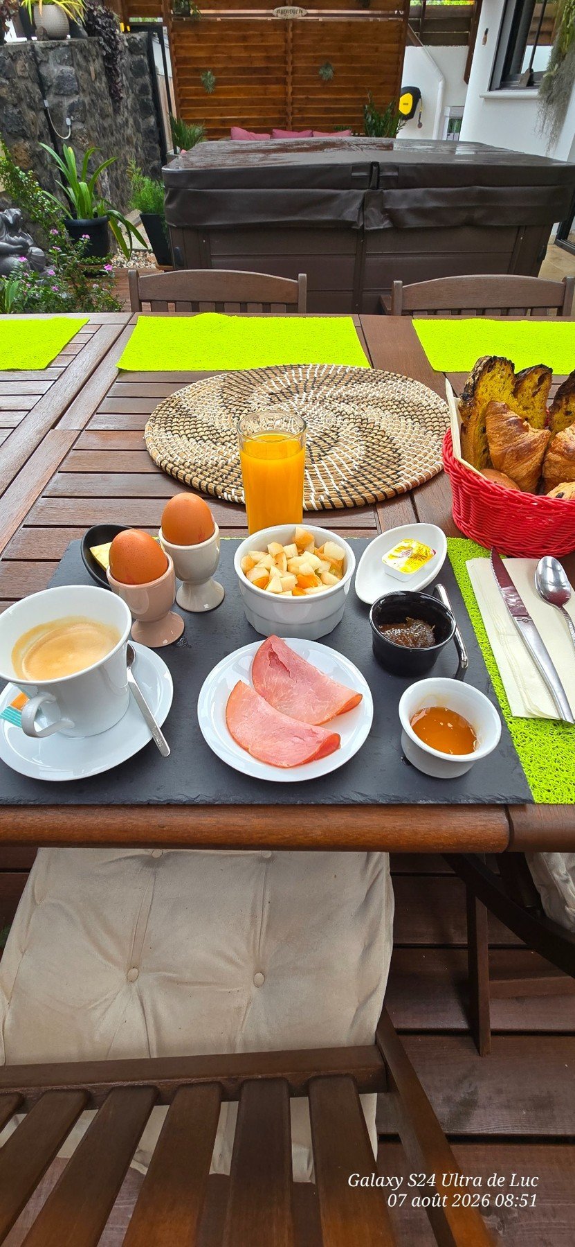 Petit-déjeuner continental servi à COSY KAS PARADIS